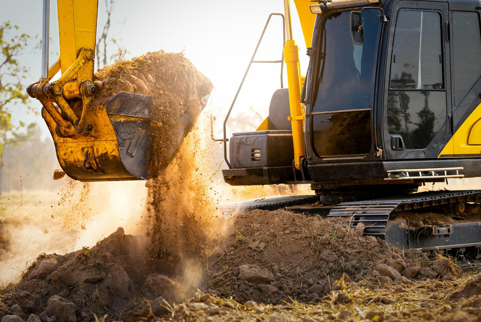Chantier de travaux publics avec engins de terrassement